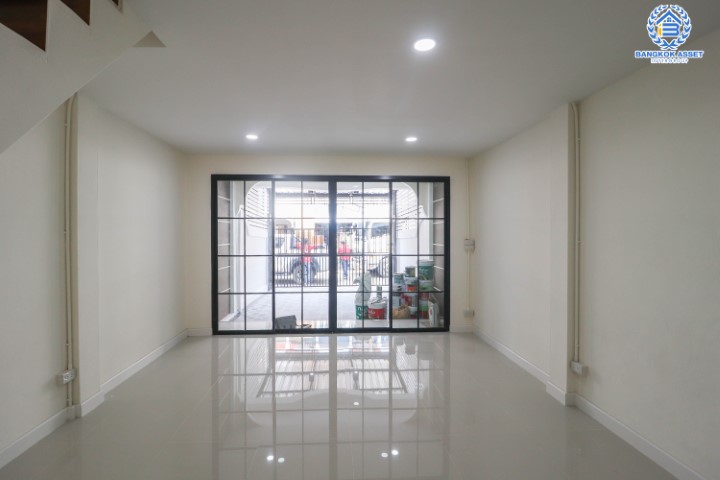 *****ทาวน์เฮ้าส์มือสองนนทบุรี ราคาพิเศษ! ม.เพชรเกษร ติวานนท์45 บ้านสวย พร้อมอยู่ เนื้อที่ 19 ตร.ว. ฟังก์ชั่น 2 ห้องนอน 2 ห้องน้ำ ต่อเติมครัว+โรงรถ มีเคาน์เตอร์ครัว บนทำเลดีที่สุด! เดินทางสะดวก ใกล้เซ็นทรัลรัตนาธิเบศร์ , เอสพลานาด แคราย และรถไฟฟ้าสายสีชมพู สถานีสามัคคี!